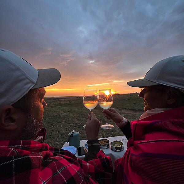 A perfect safari sundowner moment ✨